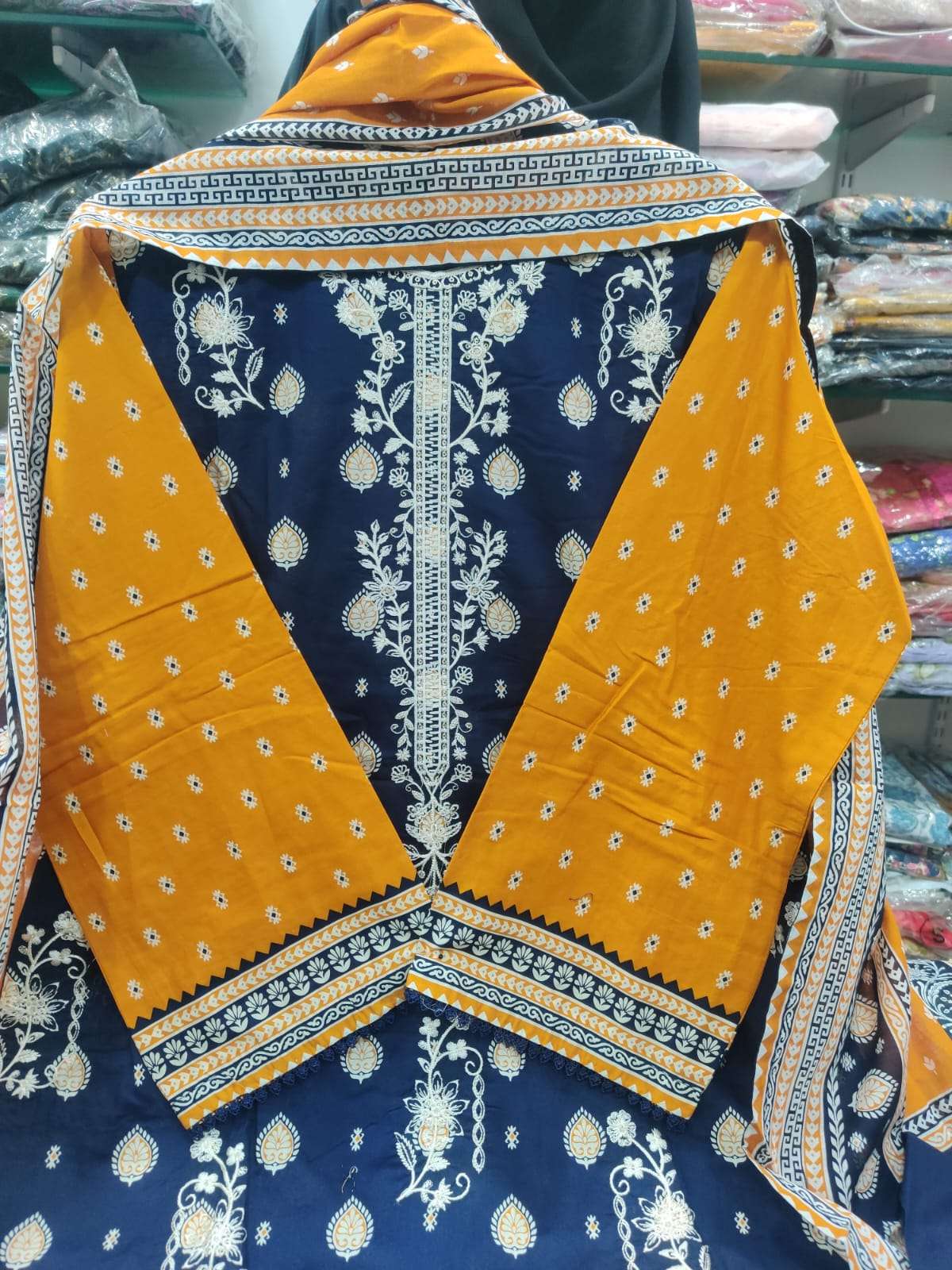 Exclusive Embroidered Lawn Collextion- 2025 BIN SAEED